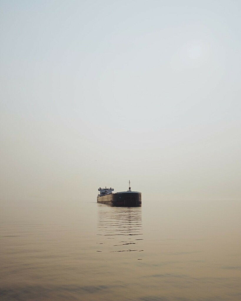 AMessengerPhoto's tweet photo. Approaching Mos Eisley.
The American Century nears the Duluth Ship Canal in the otherworldly glow of full sun filtered through heavy wildfire haze. #onlyinMN https://t.co/DxHMpxk0RB https://t.co/qrAQryY5Md