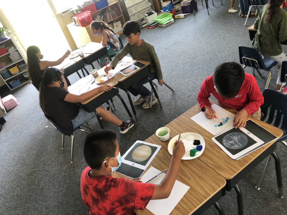 MsGTrudeau's tweet photo. 1st and 3rd painting planets and rockets going to the moon!!! 🚀🌕🌎 @FallbrookStem @djfirstgrade https://t.co/a0gqh1fyK7