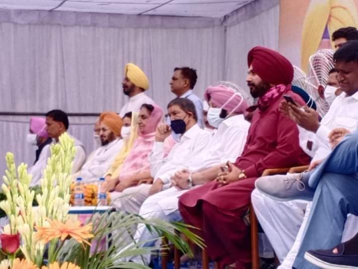 Navjot_Lambi's tweet photo. ਇਹਨਾਂ ਦੀ ਨੌਟੰਕੀ ਨੇ ਪੰਜ ਘਰਾਂ 'ਚ ਸੱਥਰ ਵਿਛਾ ਦਿੱਤੇ ਨੇ,,ਹਲੇ ਵੀ ਸਮਾਂ ਏ ਅਕਲ ਨੂੰ ਹੱਥ ਮਾਰੋ ਪੰਜਾਬੀਓ,,ਅਗਲਿਆਂ ਨੂੰ ਕੋਈ ਫਰਕ ਨਹੀਂ ਪਿਆ,,,,ਇਹਨਾਂ ਦੇ ਮੂੰਹੋਂ ਹਾਸੇ ਡੁੱਲ ਰਹੇ ਨੇ ਤੇ ਜਿਨ੍ਹਾਂ ਦੇ ਚਲੇ ਗਏ ਓਹਨਾ ਦੇ ਹੰਜੂ ਨਹੀਂ ਰੁਕ ਰਹੇ😢 ,,,ਇਹਨਾ ਨੂੰ ਕੋਈ ਫਰਕ ਨਹੀਂ ਪੈਂਦਾ ਆਹ ਬੈਠੇ ਆ ਇੱਕਠੇ,,,ਜਾਗ ਜਾਓ ਪੰਜਾਬੀਓ https://t.co/KRMwaZYiWw