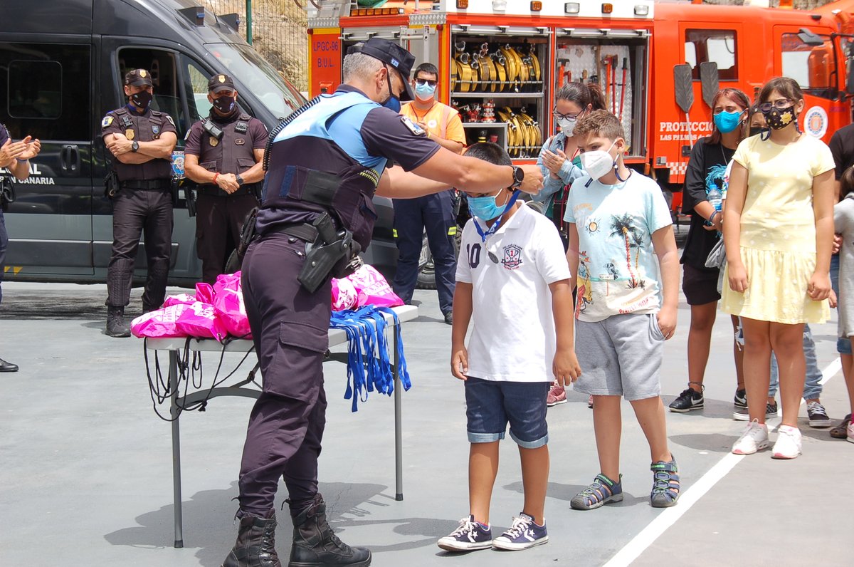 PoliciaLPA's tweet photo. Bonita mañana la que compartimos hoy los servicios del Área de Seguridad y Emergencias del @AyuntamientoLPA con la asociación @pequevaliente en las instalaciones de 
@ProteCivilLPA 
@BomberosLPA 🚒
@Josuio 
@LPAJuventud https://t.co/05ZfJR8odX
