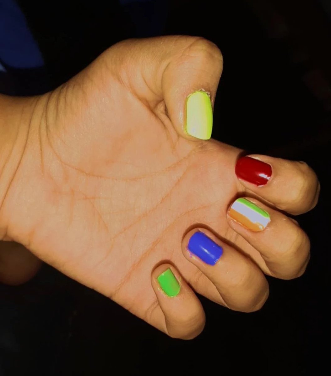 IN5IGNIFICANTE's tweet image. Hasta mis uñitas estan en modo direcioner 
Pd. Se que los tonos no combinan, pero son los únicos que tengo en ese color.
#18MonthsMyAss 
#11YearsOfOneDirection 
#directionersbreaktheinternet