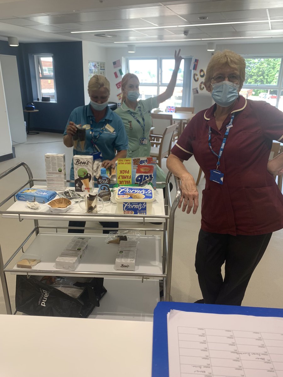 StephxEntwistle's tweet photo. @6Trafford the fabulous tac Fiona treating the staff and patients with yummy ice lollies and ice cream! https://t.co/8vwxa44PYi