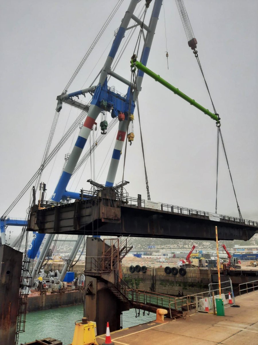 MODULIFTUK's tweet photo. "Ladies and Gents, this is the moment you've waited for." π±
Okay, okay.....maybe not EVERYBODY has been waitingπ€£ but the Modulift team certainly have.
The MOD 1100/2000, able to lift 2000t and has a 33m span has completed it's first lift in Dover π
#Modulift #FirstLift https://t.co/56GReNchul
