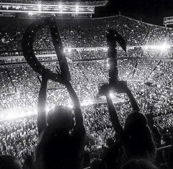 PerlaTomlinson9's tweet photo. Ellos? Ellos podían hacer esto y más #11YearsOfOneDirection
Los amo 1D, jamas los olvidare https://t.co/1Tvfur7sU8
