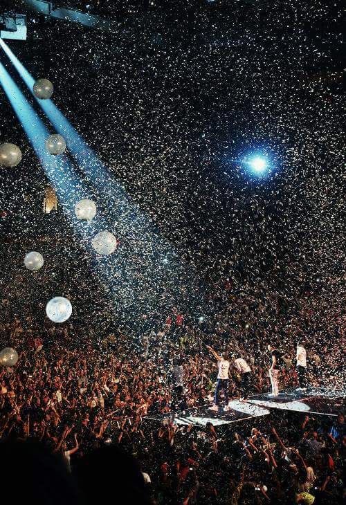 PerlaTomlinson9's tweet photo. Ellos? Ellos podían hacer esto y más #11YearsOfOneDirection
Los amo 1D, jamas los olvidare https://t.co/1Tvfur7sU8