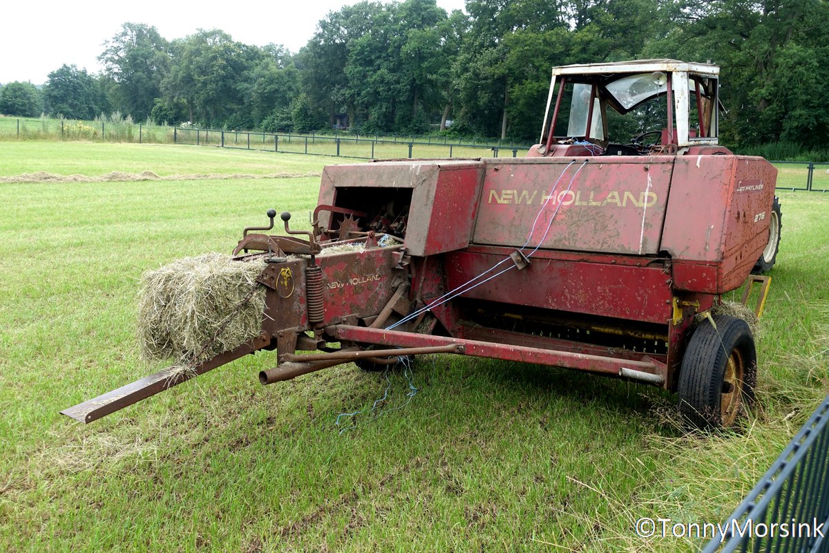 tonnymorsink's tweet photo. Vergane glorie!! Zo maar onderweg omg Itterbeck #cormic #newholland balenpers hogedruk!! #DeLutte @RTVoost @MeteoGroupWeer @janvissersweer @weeronline @BuienRadarNL @Weerplaza @WilliamHuizinga @Alpenweerman @talpaweer @wnlvandaag https://t.co/c00AeOgqkZ