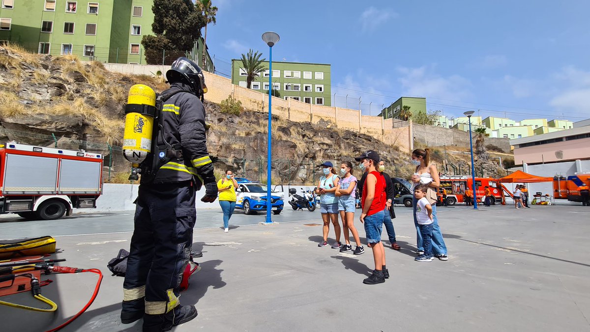 BomberosLPA's tweet photo. Hoy hemos tenido una mañana especial, enseñando nuestra labor a las/los niñas/os de @pequevaliente     junto a @PoliciaLPA y @ProteCivilLPA  
#peques #guerreras #guerreros
#valientes https://t.co/Fl8YaccqRP