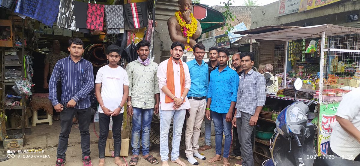 #आज युवाओं के साथ #मनावर में आजादी के महानायक स्वतंत्रता सेनानी पं.#चन्द्रशेखर_आजाद_जी की #जयंती पर #पुष्पांजलि #अर्पित #की।।

।।ऐसी जवानी किसी काम की नही, जो अपनी मातृभूमि के काम न आए।।

#राजू_एम_सोलंकी_जयस 
___ #प्रदेशाध्यक्ष 
____ #जयस_मध्यप्रदेश 9827549660