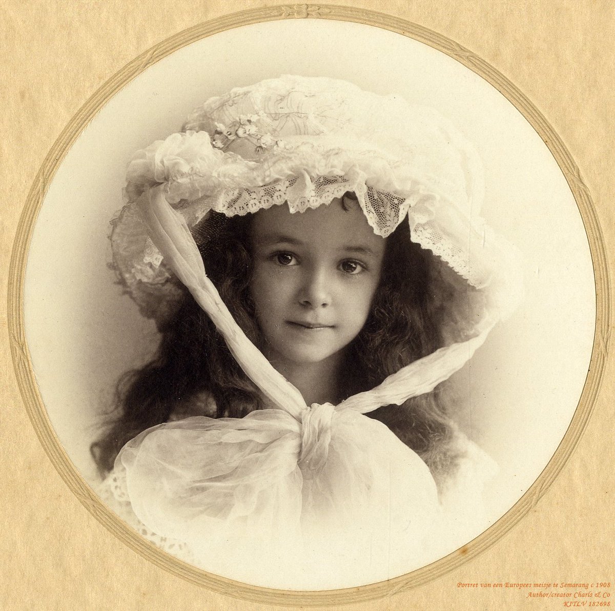 dikolloran's tweet image. Studioportret van meisje Hillen te Semarang, c 1908

Author/ Creator, Charls &amp;amp; Co

KITLV 179241

#colorizing #semarang