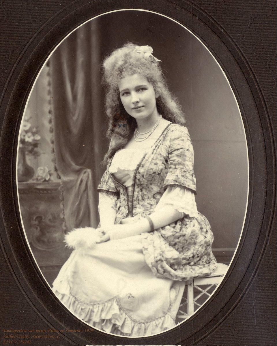 dikolloran's tweet image. Studioportret van meisje Hillen op Soematra, c 1919.

Author/ Creator, Nieuwnhuis, C.

KITLV 179241

#colorizing #riau #sumatra