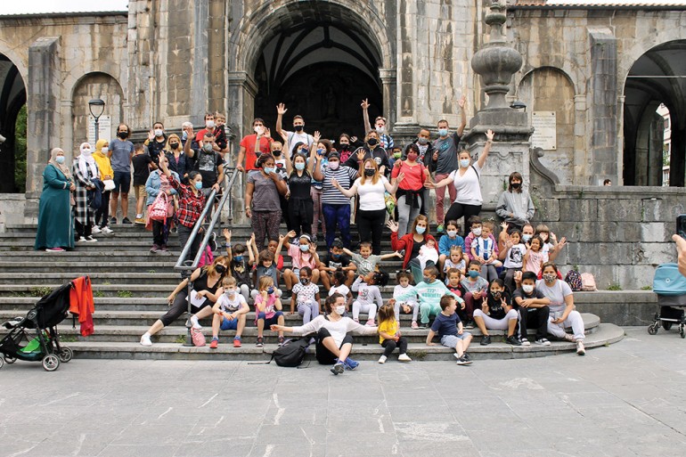 “Ongi etorri eskolara” programa azaldu digu Dorleta Mikeo kudeatzaileak. 
Mikeok dio elkarrekin baina nahastu gabe bizi garela, ez dagoela bizikidetzarik bertakoen eta beste jatorri batzuetatik etorritako familien artean.

argia.eus/argia-astekari…