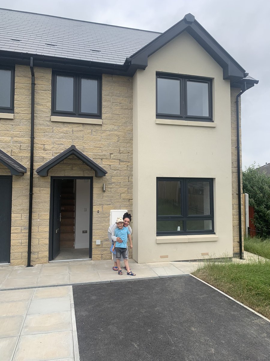 We ❤️ a Friday completion! Congratulations to this lovely family who have moved into #LandmarkPlace in Sunny #Southowram.