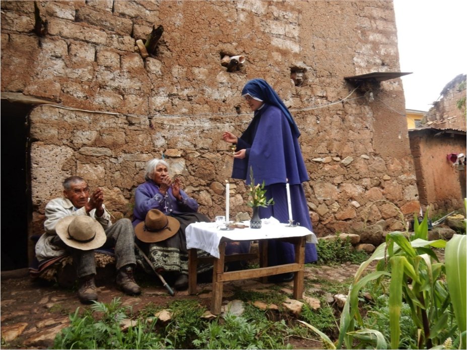 KustraD's tweet photo. En Perú, en las zonas donde no hay suficientes sacerdotes, allí están ellas: Misioneras de Jesús Verbo y Víctima, religiosas "todoterreno" que bautizan, casan, entierran y llevan la Comunión...

"Bien sabemos que no podemos sustituir al sacerdote, pero le preparamos el camino". https://t.co/IMz1isZM0H