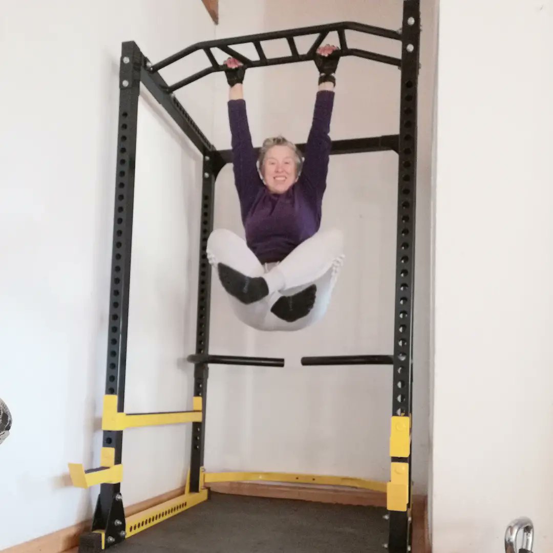 RP_FitSTRONG's tweet photo. It's so cold I actually don't want to put my feet on the floor! https://t.co/0oW05Lg8iQ