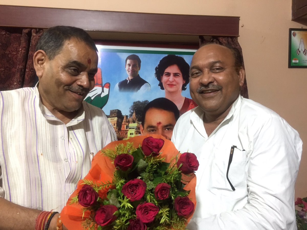 आज डॉक्टर राजेश मिश्रा , पूर्व सांसद, वाराणसी के आवास पर शिष्टाचार मुलाक़ात करते कांग्रेस के वरिष्ठ नेता हाजी मुश्ताक़ अहमद सिद्धकी साहब।

<a href="/priyankagandhi/">Priyanka Gandhi Vadra</a> @Rajesh_TiwariCG