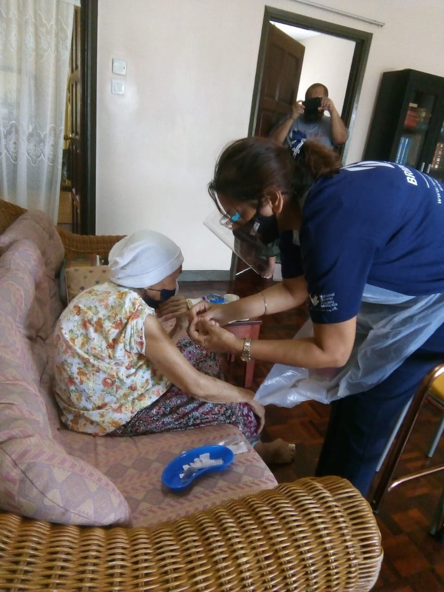 aafaizli's tweet image. Puan Zainun, 94 getting her vaccination at home. She is fragile &amp;amp; it is painful for her to be lifted onto a wheelchair. Thank you National Cancer Society Malaysia, NGO appointed by ProtectHealth to do home to home vaccination for your national service! #LindungDiriLindungSemua