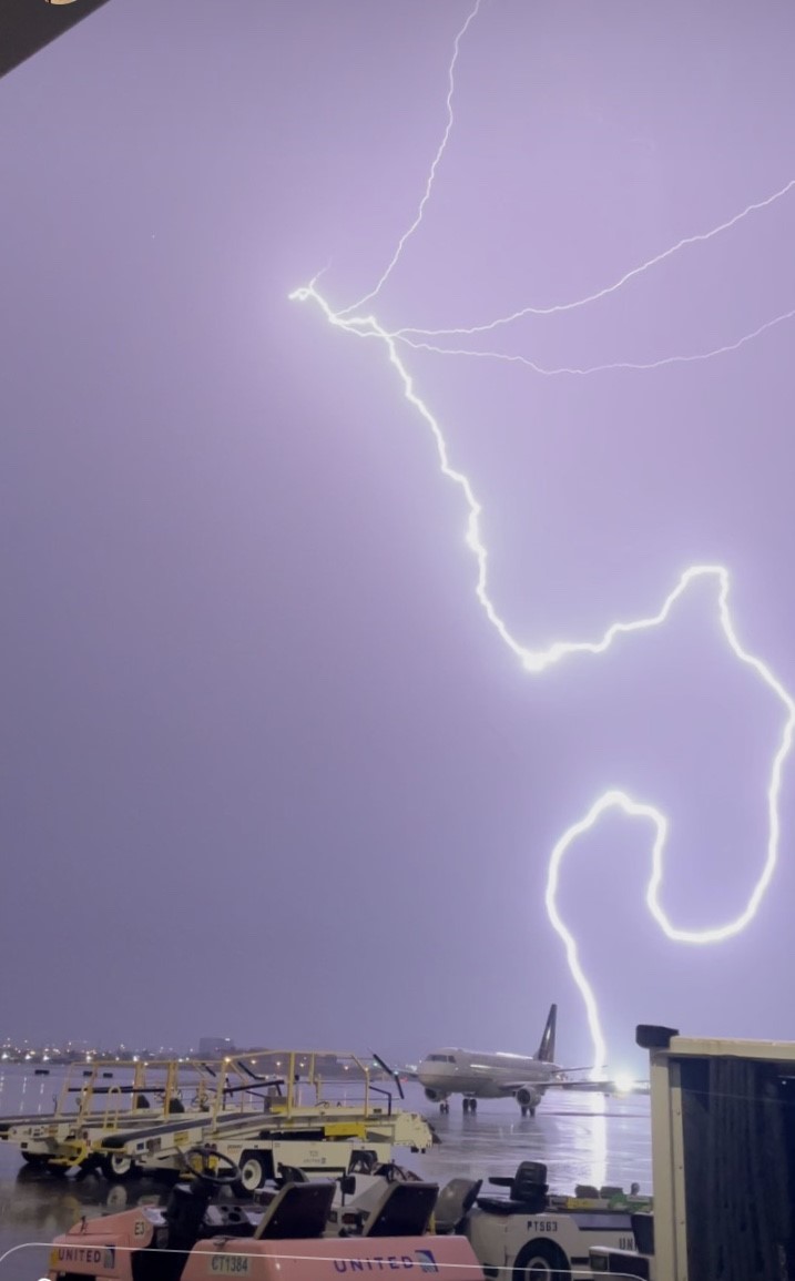 Abc15 Arizona On Twitter Wow This Photo Is Both Stunning And Scary Tricia Zagarella Captured This While At Sky Harbor International Airport This Morning Https T Co Ecutvurogd Azwx Abc15wx Https T Co Gs6ihjlguk