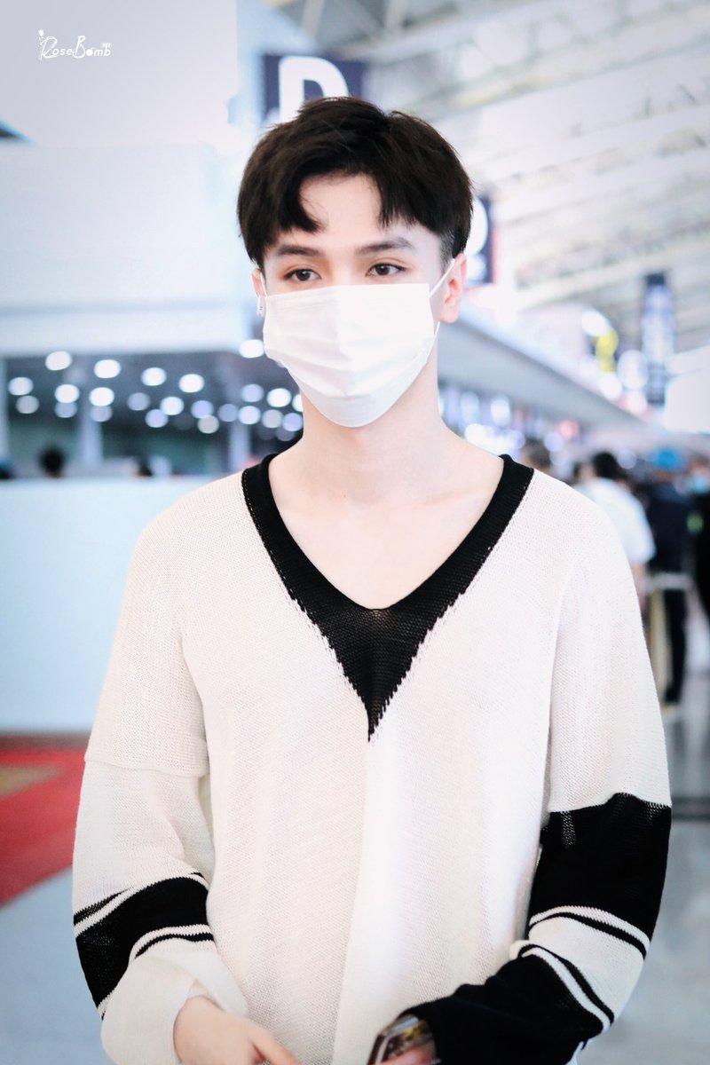 krystianwangbr's tweet photo. 📷 (23.07) | Fotos de Krystian Wang tiradas por fã hoje no aeroporto. [2/2]

© RoseBomb·0122 

#KrystianWang #WangNanjun #王南钧 https://t.co/fhp5uaoMEh