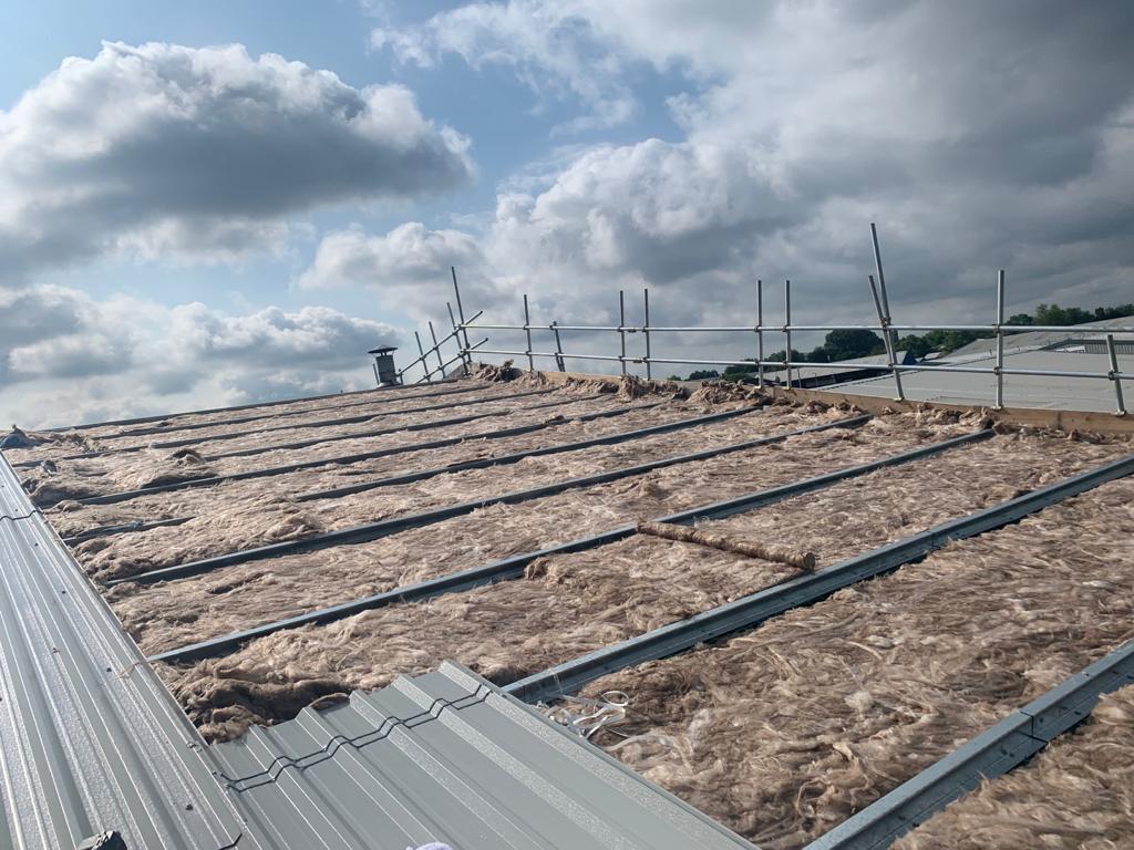 PracticalRoofCo's tweet image. Installation of an insulated over-clad system, renewal of the flat roof and re-building of a small canopy roof ongoing in Stockport, completion pics coming!
#roofing #construction #healthandsafety