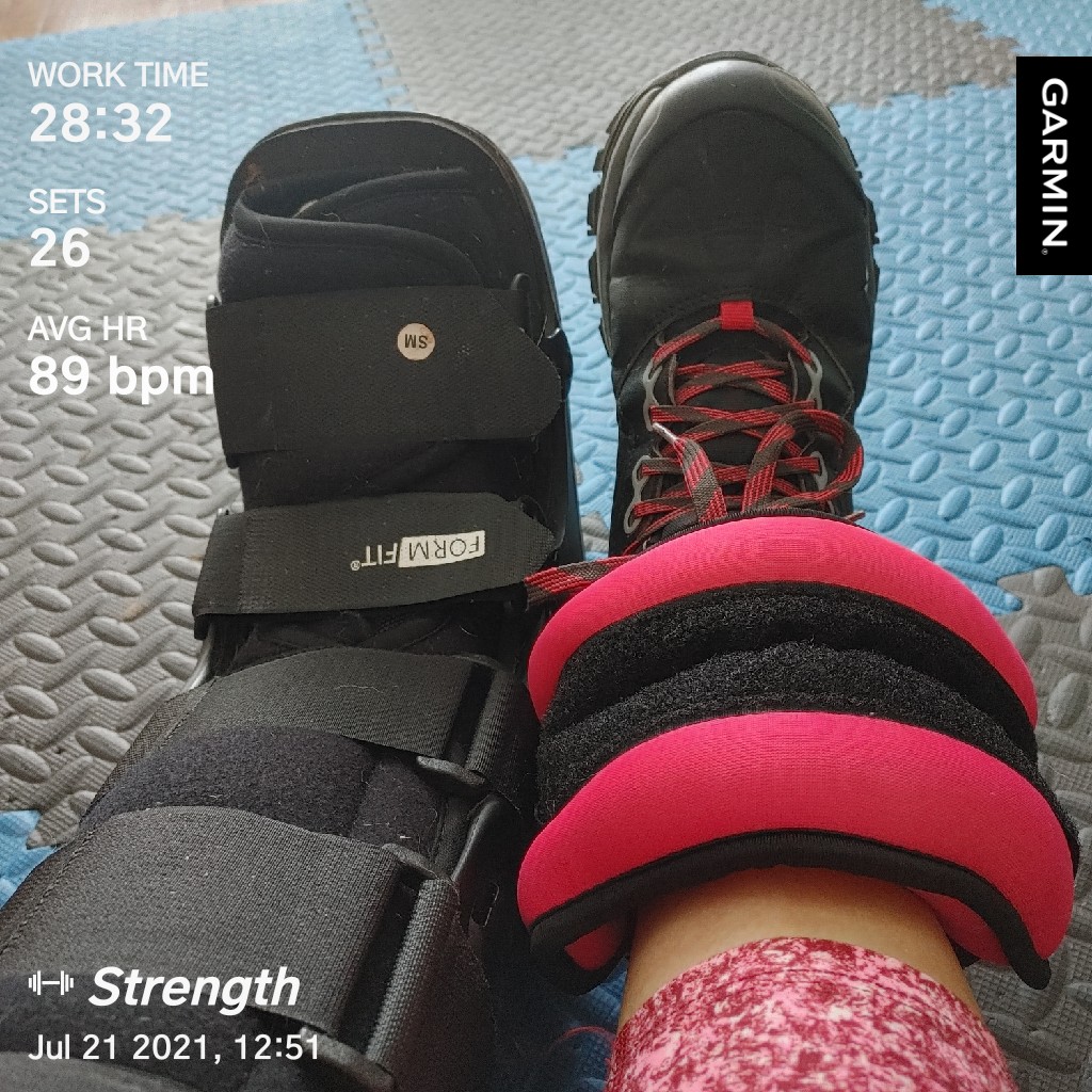 flakushis's tweet image. Elegí rehabilitar mi cuerpo del reposo antes de iniciar la fisioterapia y seguir entrenando en lugar de ser víctima. Empecé en la máquina de remo hace 1 semana. Hoy toca andar sin bota 3 hrs en la mañana y 3 en la tarde, pero la dejo mientras me ejercito.💪🏻 #eagleswithoutborders