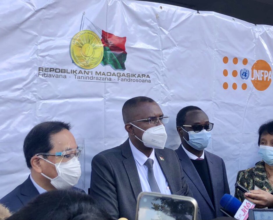 Remise officielle au Ministre de la Santé Publique de la Clinique Gynécologique Mobile, financée par🇯🇵, exécutée par l’UNFPA. Cette 3e clinique mobile 🇯🇵 s’achemine aussi vers le Sud pour fournir des services médicaux à la population plus vulnérable, notamment aux femmes.