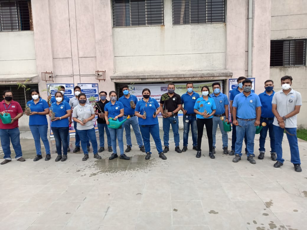 WayBaroda's tweet photo. UWB & #LMWindPower organized a plantation drive today at Model School, Halol under the #IntegratedRuralDevelopmentProject 17 Volunteers from LM Wind participated to plant 50 trees towards the i-pledge movement of UWB
#UWBCares #EnvironmentAction #UnitedWayWorldwide #LiveUnited https://t.co/QWonpOfyXg
