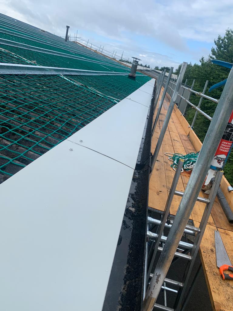 PracticalRoofCo's tweet image. Installation of an insulated over-clad system, renewal of the flat roof and re-building of a small canopy roof ongoing in Stockport, completion pics coming!
#roofing #construction #healthandsafety