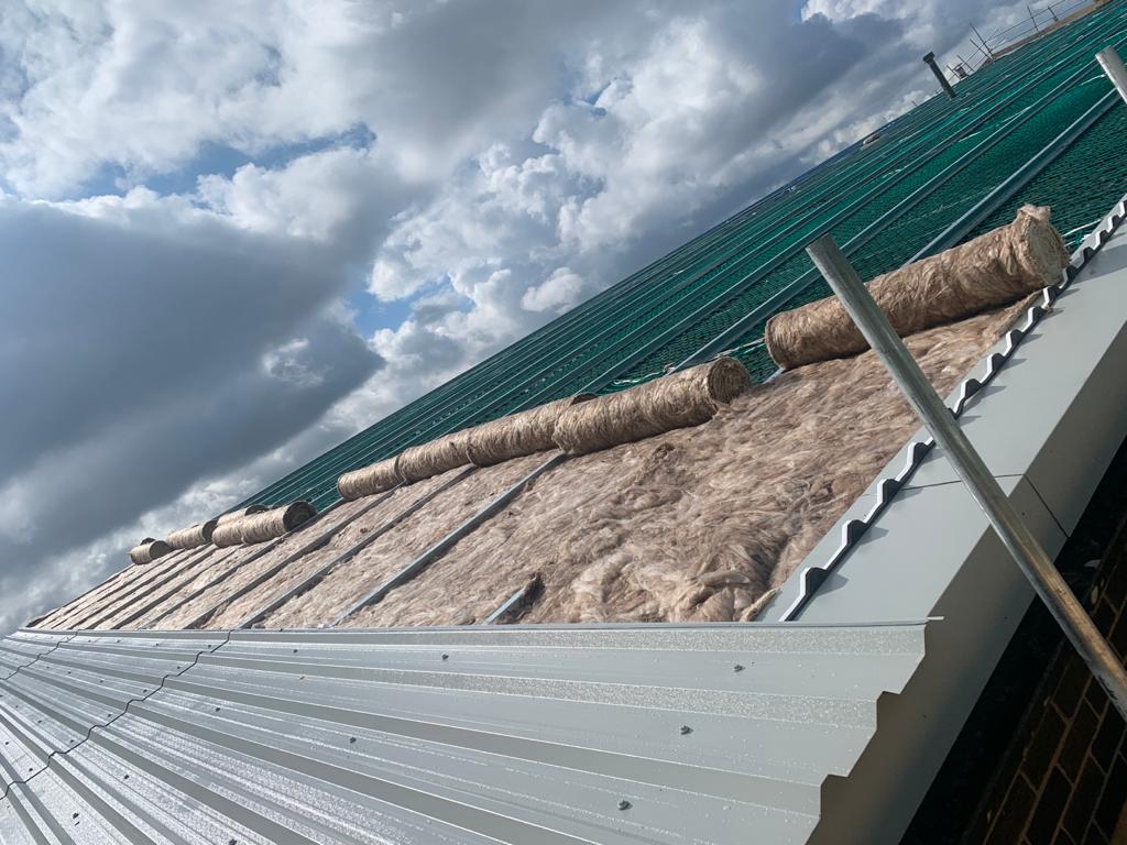 PracticalRoofCo's tweet image. Installation of an insulated over-clad system, renewal of the flat roof and re-building of a small canopy roof ongoing in Stockport, completion pics coming!
#roofing #construction #healthandsafety