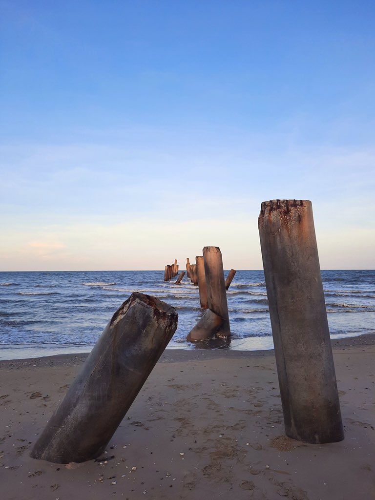 StoryCinnamon's tweet photo. อยู่ตั้งนาน พึ่งเคยมา ครั้งแรก 🌊

📍 หาดเสาเอียง บ้านโตนดน้อย เพชรบุรี 

#หาดเสาเอียง #หาดเสาเอียงโตนดน้อย #เพชรบุรี 🚶‍♀️🐕 https://t.co/pdxjQIxRtu