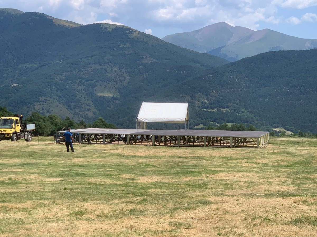 DPHuesca's tweet photo. 👉 Homenaje a Pau Donés mañana en #Montanuy desde las 22.15. Participarán artistas de la talla de @lapegatina, @OjosdeBrujo, Chambao @LamariOficial, @elemcemusic, @TravisBirds y @peckerpop. La velada más emotiva y entrañable de #2sonna. 

📸 Escenario del concierto https://t.co/fgX67UD32Z