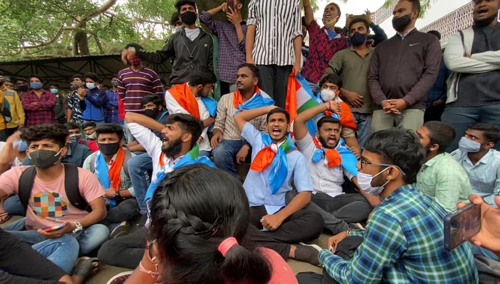 NSUIKarnataka's tweet photo. NSUI Karnataka along with Diploma students staged a protest outside the Department of Technical Education Board in Bangalore demanding promotion of the Odd Semester students.
#VaccinateStudents https://t.co/OVjNWPQL4a