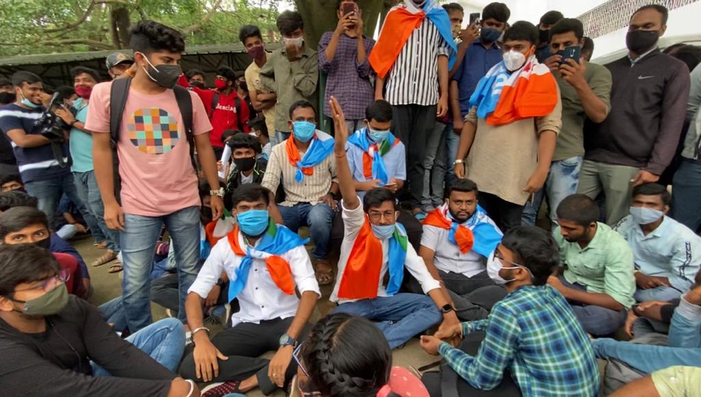 NSUIKarnataka's tweet photo. NSUI Karnataka along with Diploma students staged a protest outside the Department of Technical Education Board in Bangalore demanding promotion of the Odd Semester students.
#VaccinateStudents https://t.co/OVjNWPQL4a