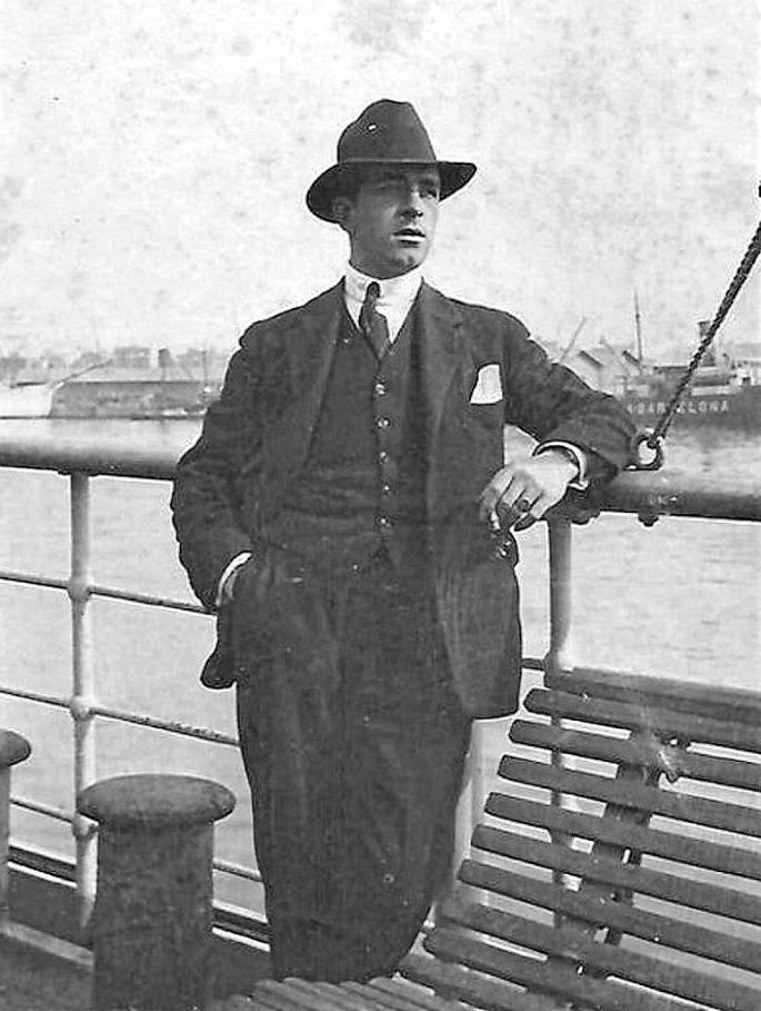 Tancam edició i setmana parlant d'una biografia: 'Metge a Menorca. Simón Vidal Sintas (1899-1950), escrita pel professor Josep Cuello Subirana i publicada per Col·lecció Jamma.

Vidal va ser avançat al seu temps, pioner en la medicina radiològica i malalties pulmonars.

<a href="/IB3radio/">IB3 Ràdio</a>