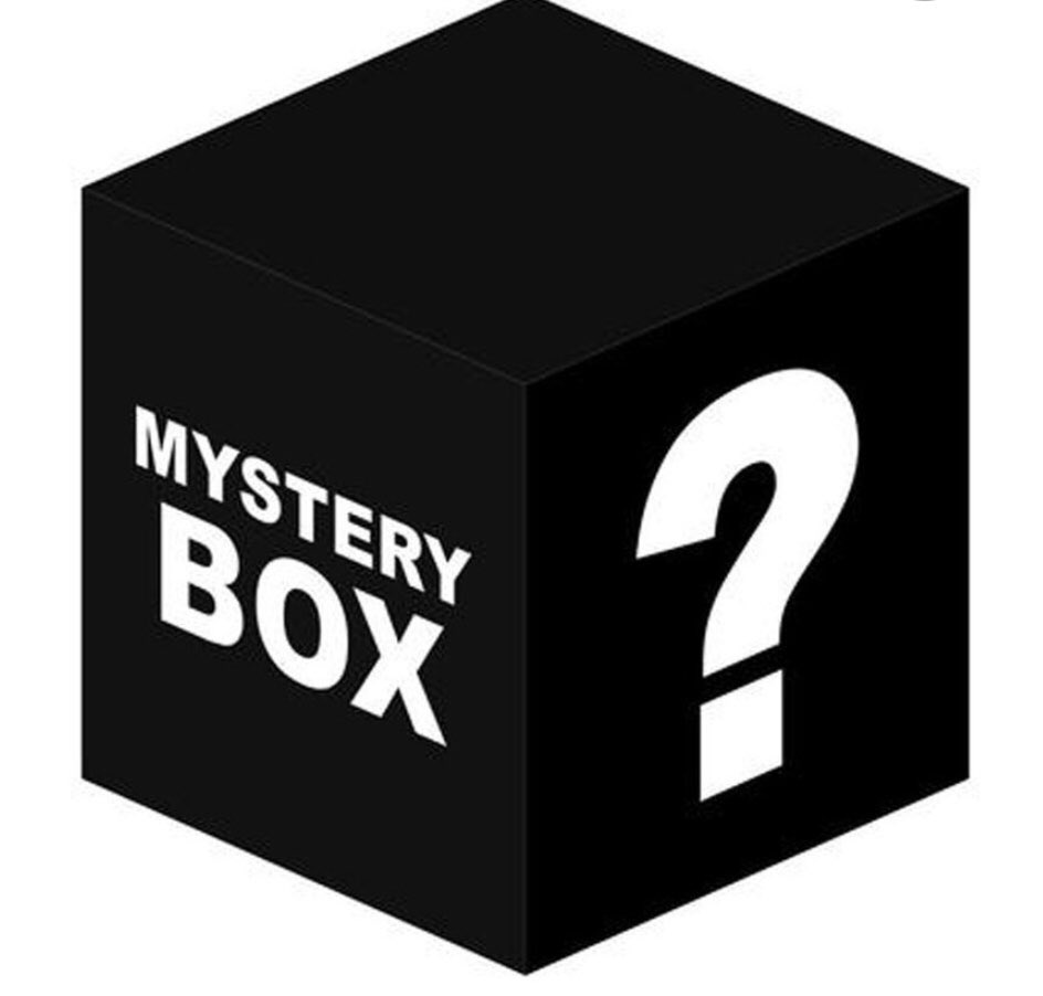 EliteCollect99's tweet photo. We have done it! Thanks to all 3,000+ followers!

It’s time for a giveaway! 

This one will be a mystery box featuring a few nice cards with a combined value of $100-$125.

Like and retweet this tweet to enter into the drawing. I will pick a random winner Saturday 7/24 https://t.co/jr6Nwm1yPB