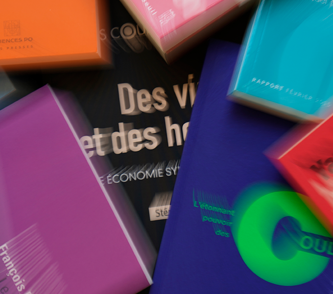 cap_com's tweet photo. 📚Pages de com : «  Le Dico de la com » par @fredfougerat 👉https://t.co/Lmfj3dHJ6R Un référentiel des mots de la #communication qui apporte la preuve de l'interdisciplinarité et de l'agilité des communicants. #compublique #VendrediLecture https://t.co/RWNxa6Cncg