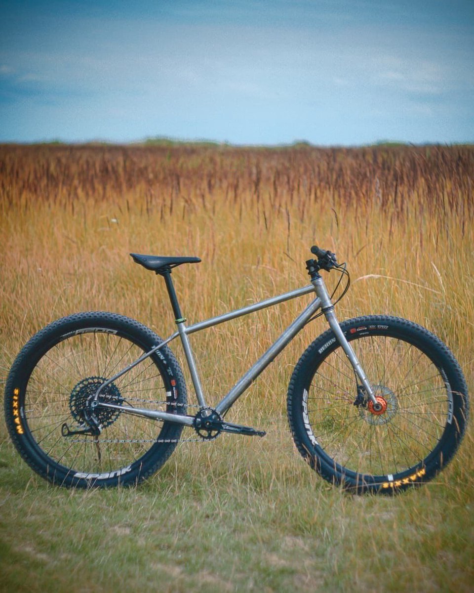 steelisrealmtb's tweet photo. Liking the look if this Danish made custom Benbencykler adventure mountainbike. Looks perfect for the terrain in North Wales 😜
#steelisreal #steelisrealmtb #damstraightsteelbikes #hardcorehardtail #hardtailheaven #ridemoreworkless #ridemoresteel #mountainbiking
#benbencykler https://t.co/JWZPs2znDZ