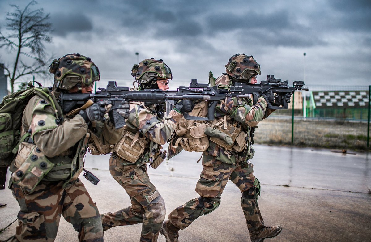 35emeRI's tweet photo. Travail d'équipe 💯🙌🇨🇵
#enssemble #CohesionDefense
@armeedeterre
@7e_brig_blindee
@armeeszne https://t.co/1eGE7NXmej