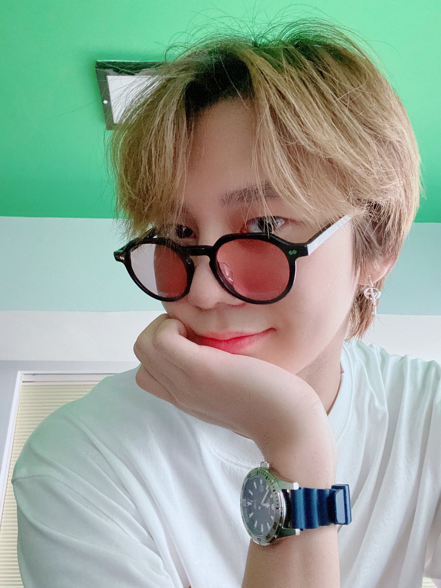 BAE173_member's tweet photo. [#준서]
새로운 안경 영입👓
#BAE173 #비에이이173
#JUNSEO https://t.co/9VCPv6ymdB