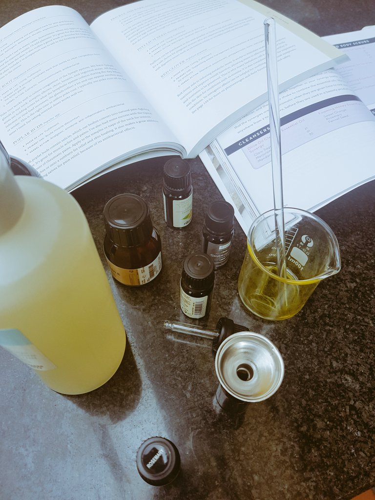 iamholistics's tweet image. Playing with recipes for homemade facial cleansers to add that luxurious touch this weekends facial cupping💆🏽‍♀️

I love what I do!

Have a fabulous weekend
Phiona 💕

#aromatherapy #holistichealing #veganfacial #homemade #northampton #womenshealth #facialreflexology #facialcupping