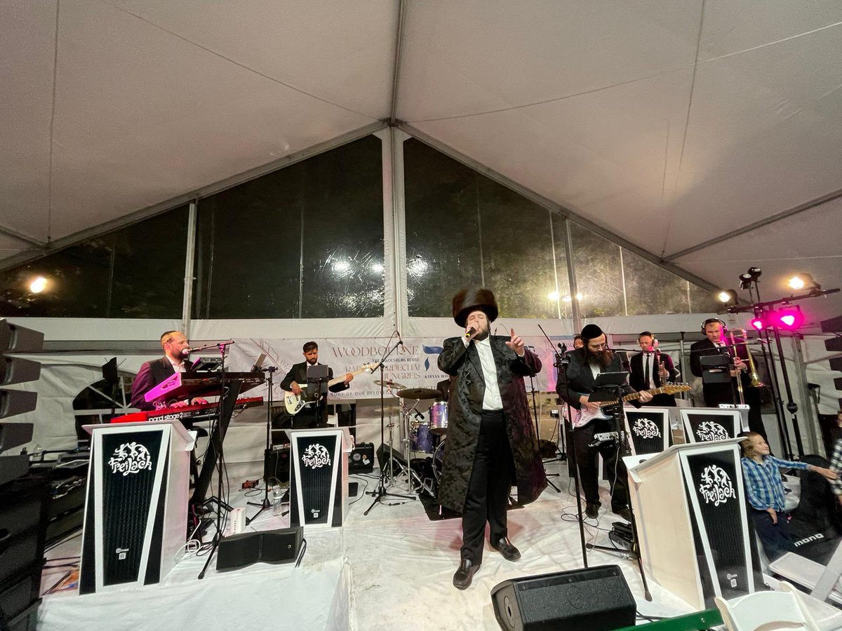 So much Simcha!!!
Last night we had the honor to be part of an incredible #HachnosasSeferTorah at the Woodburn Shul with <a href="/ShmueliUngar/">Shmueli Ungar • שמילי אונגר</a>