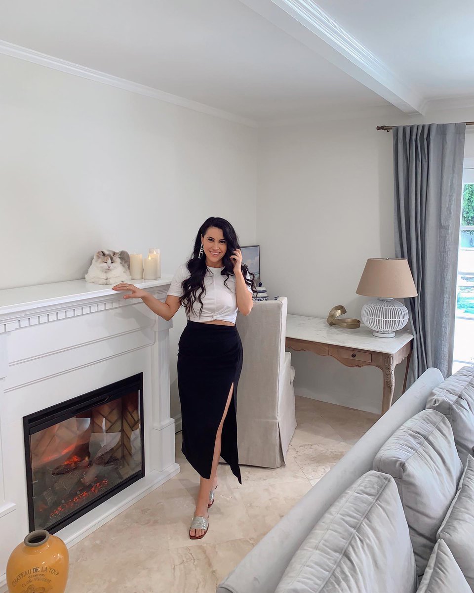 Dimplex_NA's tweet photo. We think @mandystefanian’s master bedroom renovation looks Purr-fect! 🐈 - the Revillusion electric fireplace is really a showstopper!
#Dimplexna #Dimplexnafire #Dimplexinspo #Dimplex #Fireplace #electricfireplace #fireplaceupdate #fireplaceinspo https://t.co/5ceVWqSxfq