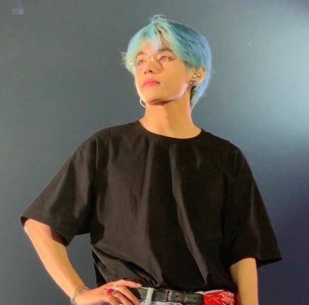 wiukvhope's tweet photo. Quando falam que um idol treina pra fazer parte apenas de uma line, eu me lembro de Kim Taehyung, que consegue ser vocal, rap, dance e se bobear visual. https://t.co/GPiUoxyBDw