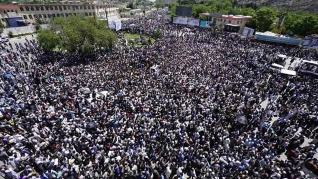 mSaleemJaved's tweet photo. It was perhaps the largest peaceful demonstration in history of Kabul by #جنبش_روشنایی against Afghan govt’s discriminatory policies towards #Hazara people when explosions ripped through. 90 dead, abt 500 injured. It’s 5th anniversary today #HazaraMemory
https://t.co/8K8886MAqp https://t.co/LFpbomasep