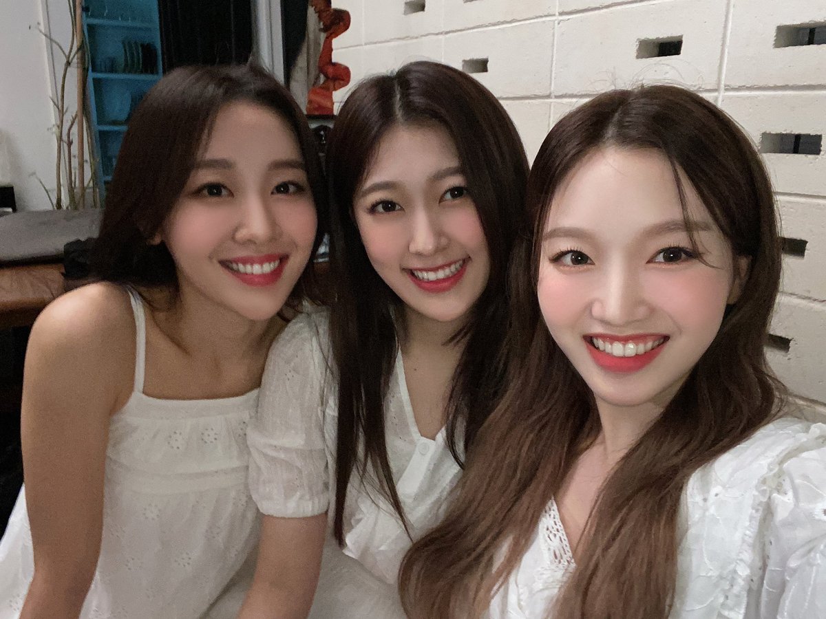 🐰🦋 (@heewonthinks) on Twitter photo 