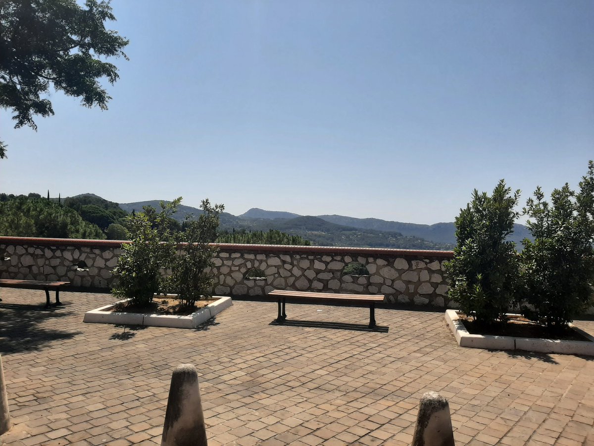 DYANESUIB's tweet photo. Bonjour les rêveurs 

Une petite promenade au Castellet. Très beau village plein de petits artisans...

Bonne journée https://t.co/ZuwunCfBYg