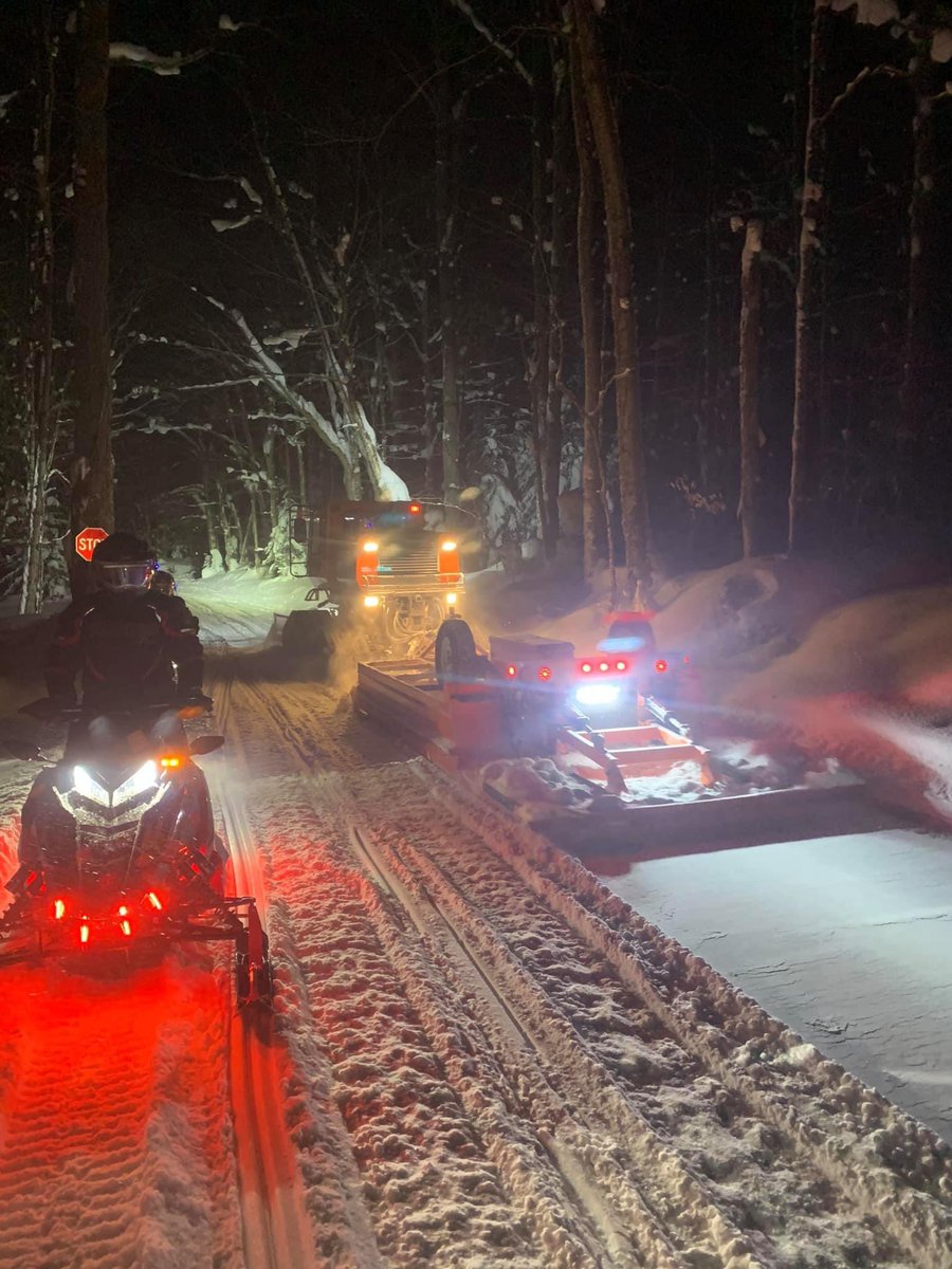 sledderscott's tweet photo. When your @PolarisSnow  is as bright as the Groomer ❤️👍😎 https://t.co/pdDdhUPtEw