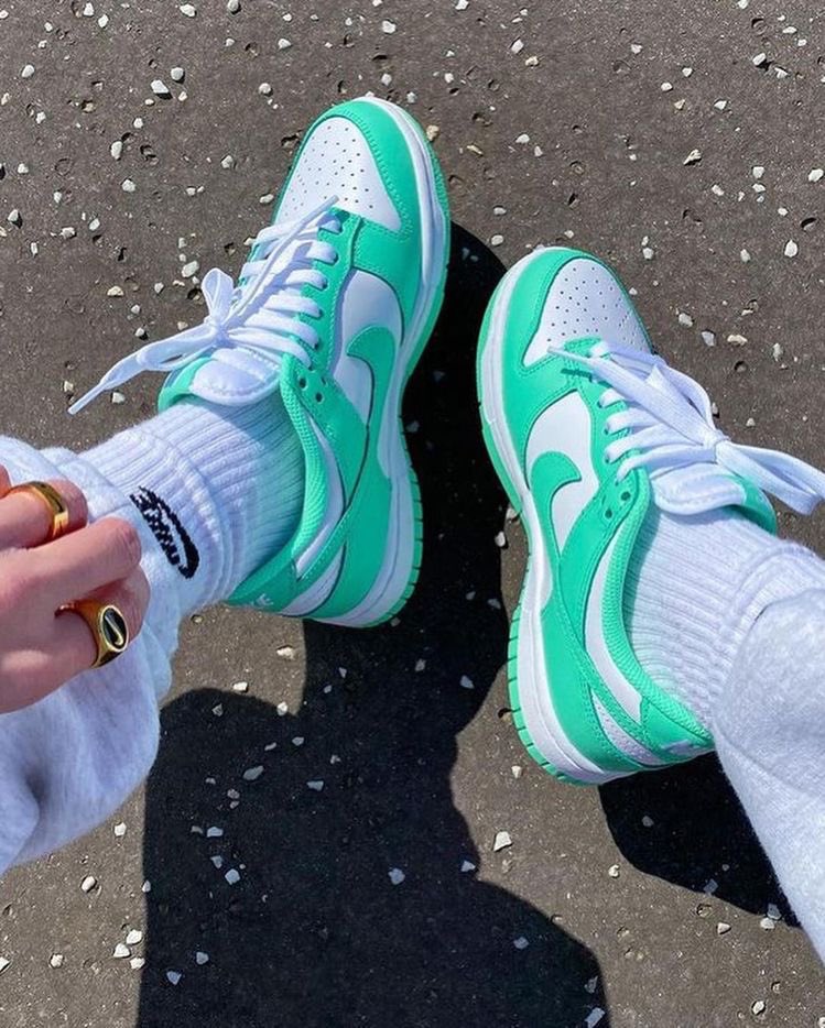 lylia_03's tweet photo. Nike Dunk Low “Green Glow”🔫🍀
#ファッション 
#ファッションスタイルシート交換 
#ファッションお直しの日 
#スニーカー
#スニーカーダンク 
#スニーカー買うならスニダン 
#スニーカー女子 
#いいねした人全員フォローする 
#フォロー���し https://t.co/y9AxjbpMIc