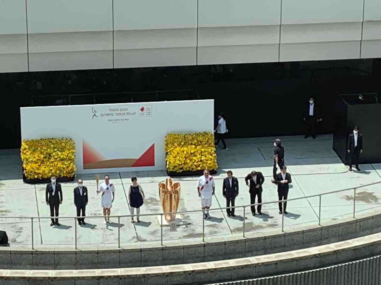 上田令子 東京都議 自由を守る会代表 小池百合子知事も都庁トーチ到着式で昭和でいえば アッパッパー 的肩と二の腕丸出し ワンピース Amp 仁王立ちで非常に礼節や品格の感じられぬ姿勢で参加 中村勘九郎さんとの対比ご覧下さい T Co Nr2fgxaadj