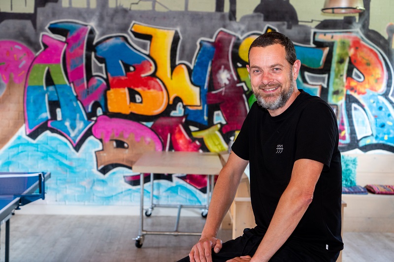 #Corona brengt uitdagingen met zich mee, maar levert soms ook iets op. Jongerenwerkers van <a href="/JPAlblasserdam/">J-P Alblasserdam</a> kregen meer contact met de jeugd. Lees het interview met jongerenwerker Jacco Oude Kotte op de Gemeentepagina in de <a href="/Klaroen/">Klaroen.nl</a> van deze week of online: alblasserdam.nl/Inwoners/Alle_…