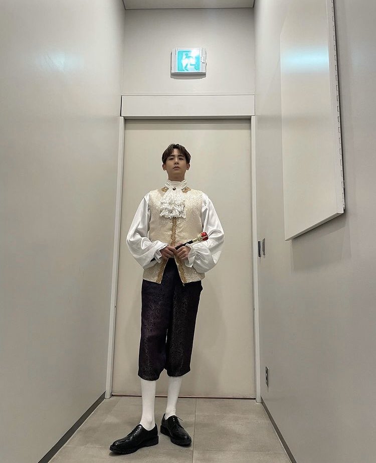 KhunnieBoo2's tweet photo. I think he forgot to wear his costume!

#2PM
#MUST
#MakeIt https://t.co/cMlHj3cQj7